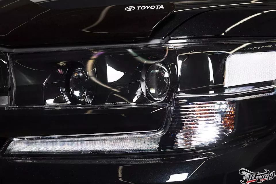 Toyota LandCruiser 200. Полный антихром кузова. Окрас масок фар в черный глянец.